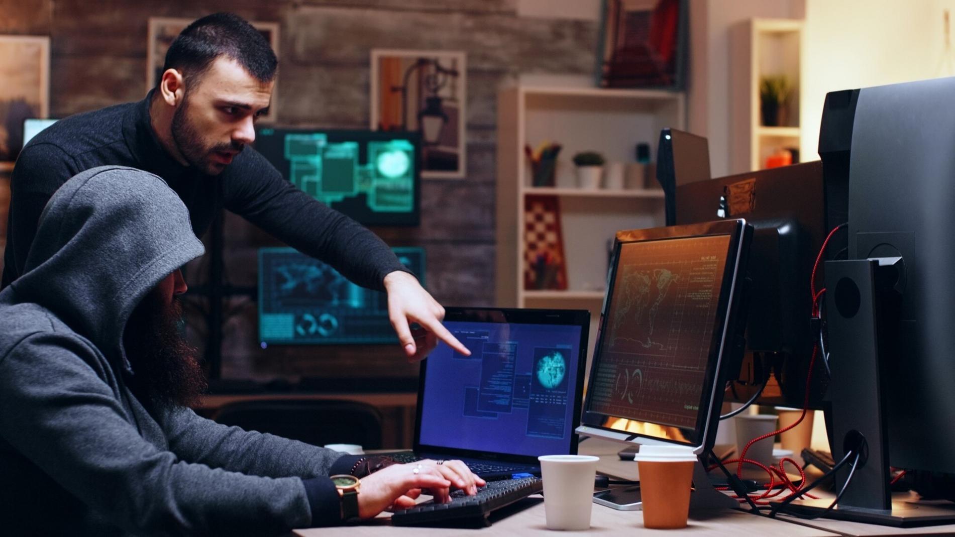 Uczestnik kursu pracuje z kodem uczenia maszynowego na ekranie laptopa